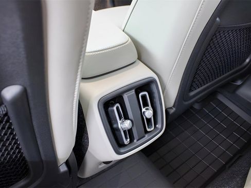 New 2025 Volvo XC40 B5 Ultra w/ Climate Package image 20