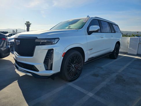 Used 2023 Cadillac Escalade ESV V image 4