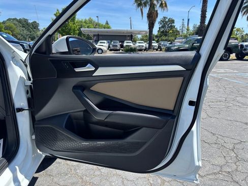 Used 2019 Volkswagen Jetta SE w/ Cold Weather Package FWD image 14