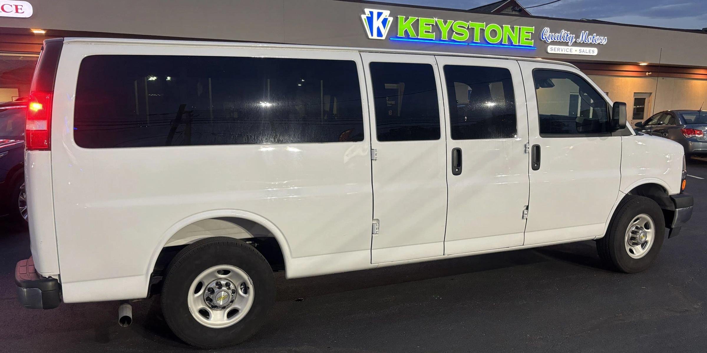 Used 2025 Chevrolet Express 3500 LT RWD image 1