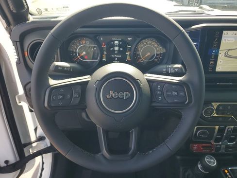 Used 2025 Jeep Gladiator Mojave AWD/4WD image 16