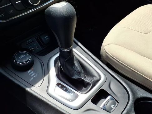 Used 2016 Jeep Cherokee Latitude w/ Cold Weather Group AWD/4WD image 27