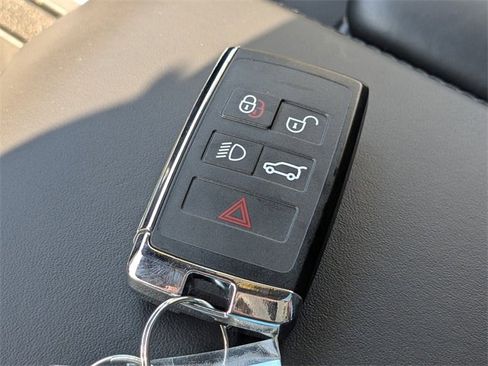 Used 2025 Land Rover Range Rover SE image 24