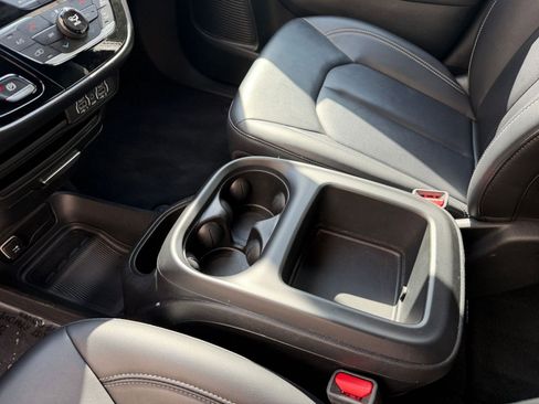 Used 2025 Chrysler Pacifica Select image 37