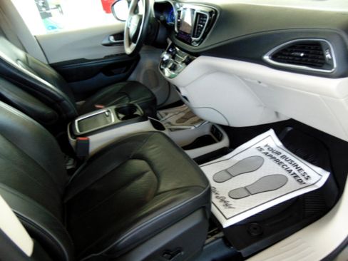 Used 2018 Chrysler Pacifica Limited w/ Tire & Wheel Group image 20