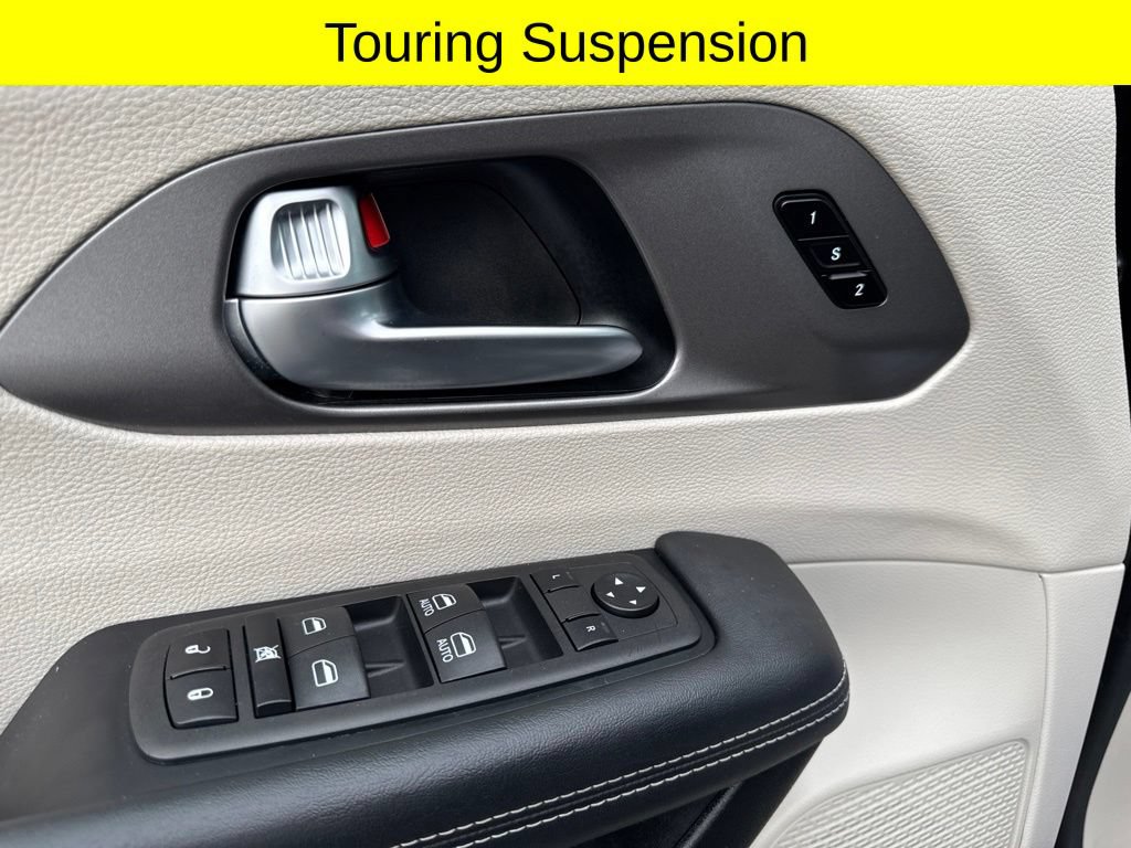 Used 2023 Chrysler Pacifica Touring-L FWD image 15