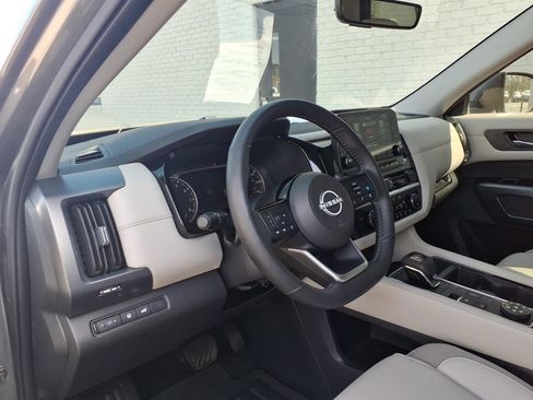 Used 2025 Nissan Pathfinder SL image 6