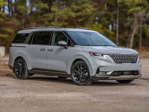 Used 2024 Kia Carnival SX Prestige image 3