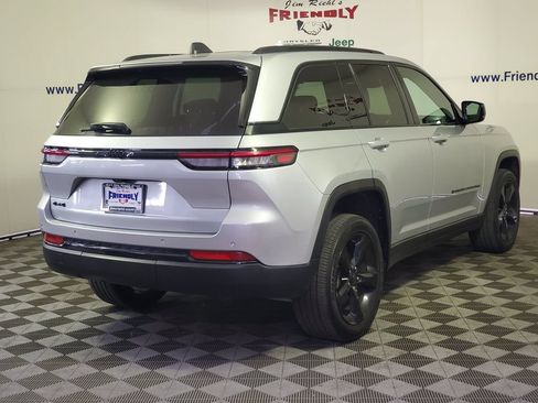 Used 2024 Jeep Grand Cherokee Altitude AWD/4WD image 3
