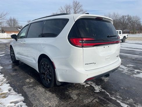 Used 2023 Chrysler Pacifica Limited w/ Uconnect Theater Family Group image 5