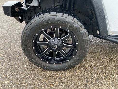 Used 2018 Jeep Wrangler Unlimited Sport w/ Connectivity Group image 30