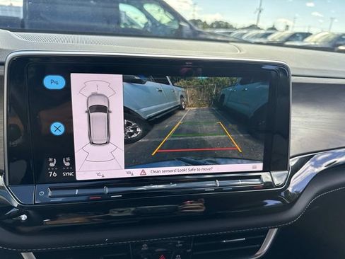 Used 2025 Volkswagen Atlas SE image 28