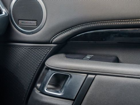 Used 2023 Land Rover Discovery S R-Dynamic image 14