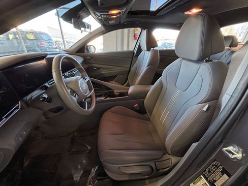 Used 2025 Hyundai Elantra SEL image 31