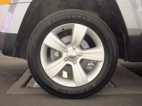 Used 2015 Jeep Patriot Latitude AWD/4WD image 9