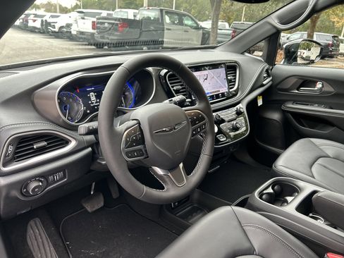 New 2026 Chrysler Pacifica Select image 15