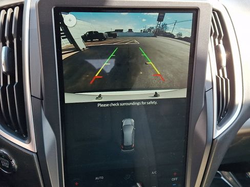 Used 2021 Ford Edge SE image 18