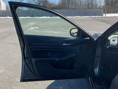 Used 2024 Nissan Altima 2.5 SV image 13