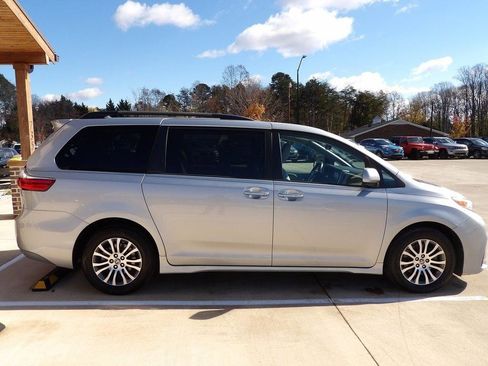 Used 2020 Toyota Sienna XLE FWD image 6