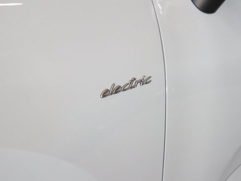 Certified 2025 Porsche Macan 4 Electric AWD/4WD image 31