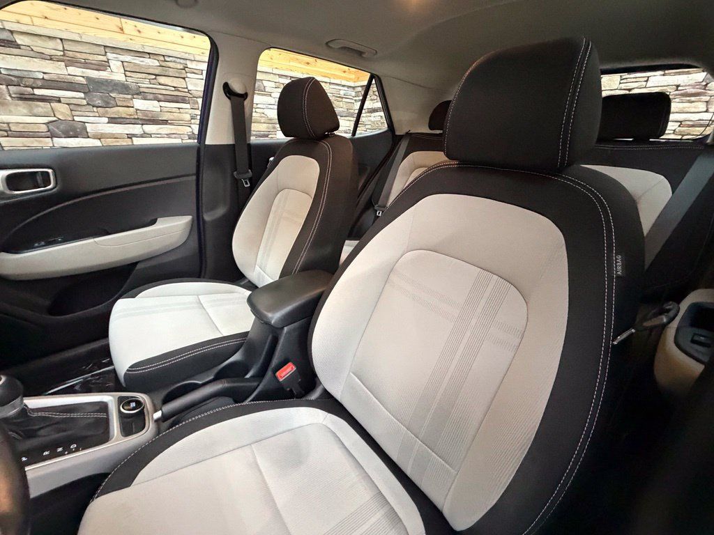 Used 2024 Hyundai Venue SEL FWD image 21