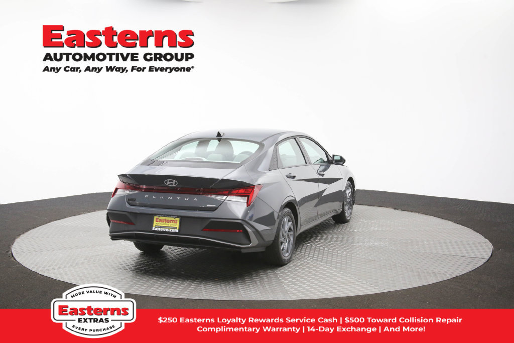 Used 2025 Hyundai Elantra Hybrid FWD image 39