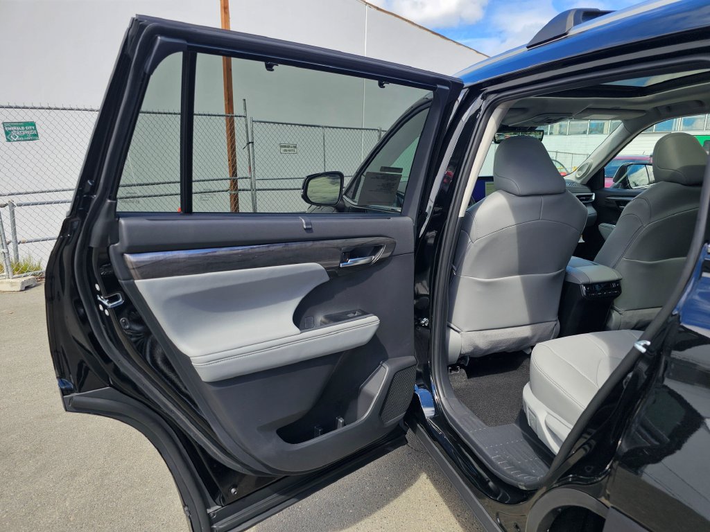New 2026 Toyota Highlander Platinum AWD/4WD image 16