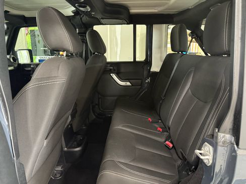 Used 2017 Jeep Wrangler Unlimited Sahara w/ Connectivity Group AWD/4WD image 12