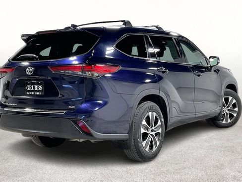Used 2022 Toyota Highlander XLE image 2