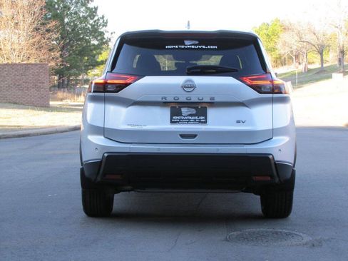 Used 2024 Nissan Rogue SV FWD image 12