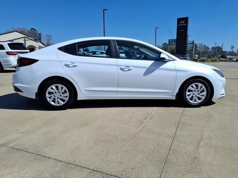 Used 2019 Hyundai Elantra SE image 2