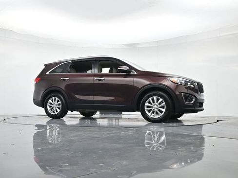 Used 2016 Kia Sorento LX w/ LX Convenience Package image 32