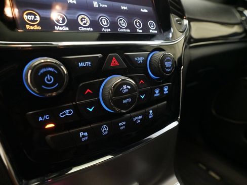 Used 2019 Jeep Grand Cherokee Overland AWD/4WD image 21