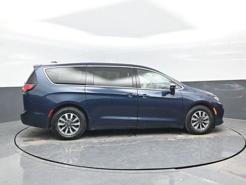 Used 2022 Chrysler Pacifica Touring-L w/ Uconnect Theater Family Group image 3