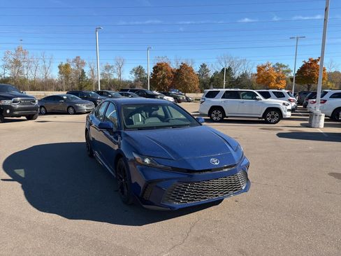 Used 2025 Toyota Camry SE image 8