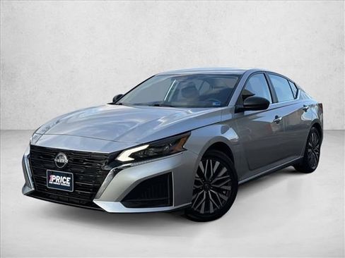 Used 2024 Nissan Altima 2.5 SV image 1