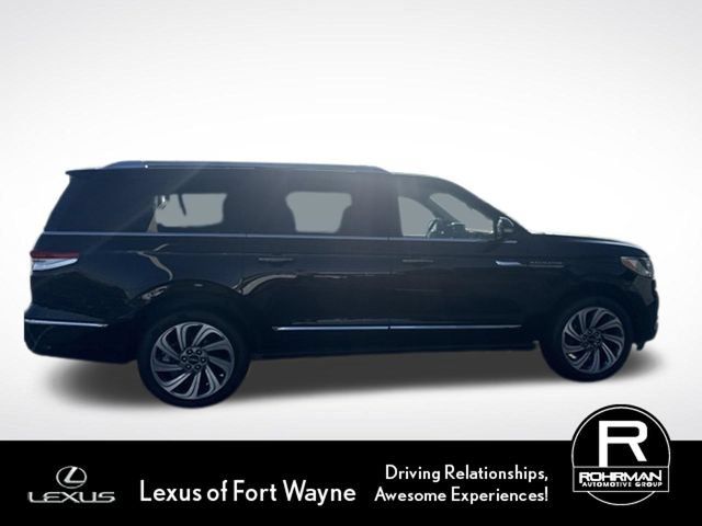 Used 2023 Lincoln Navigator L Reserve AWD/4WD image 4