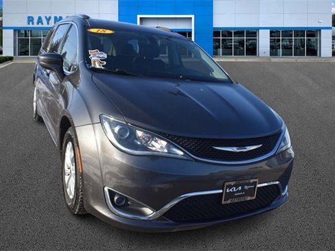 Used 2018 Chrysler Pacifica Touring-L image 9