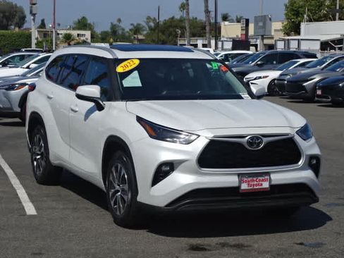 Used 2022 Toyota Highlander XLE FWD image 2