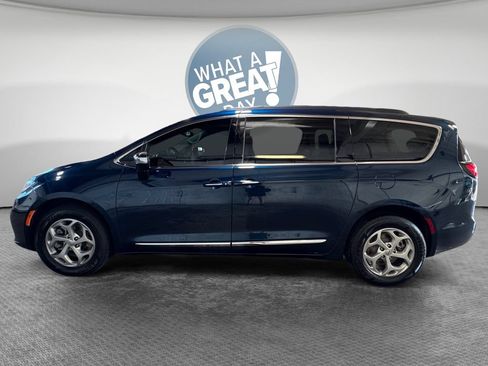 Used 2023 Chrysler Pacifica Limited AWD/4WD image 7