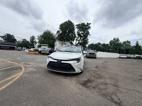 Used 2022 Toyota Corolla LE FWD image 2