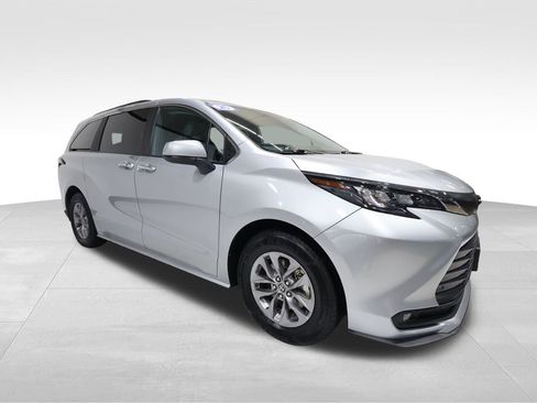 Used 2025 Toyota Sienna XLE image 6