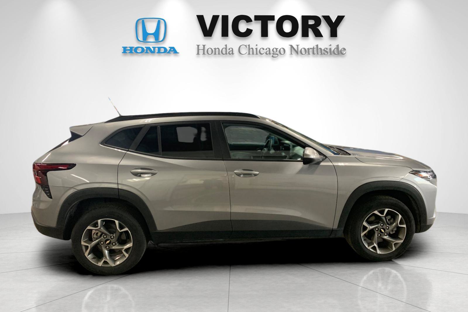 Used 2025 Chevrolet Trax LT w/ LT Convenience Package FWD image 2
