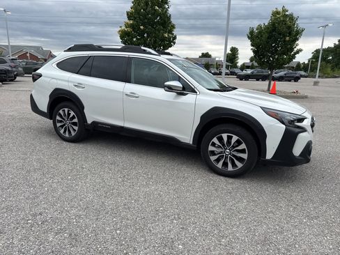 Certified 2025 Subaru Outback Touring AWD/4WD image 8