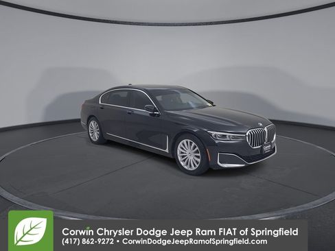 Used 2022 BMW 740i xDrive w/ Premium Package image 3