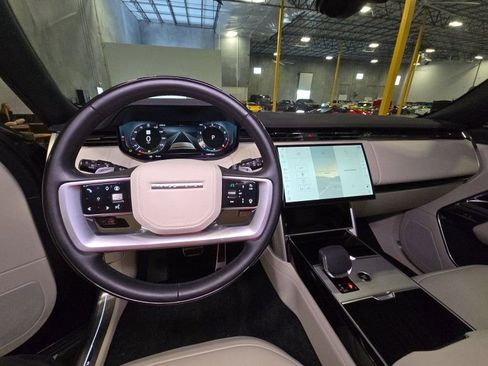 Used 2025 Land Rover Range Rover SE AWD/4WD image 9