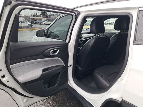 Used 2023 Jeep Compass Latitude image 13