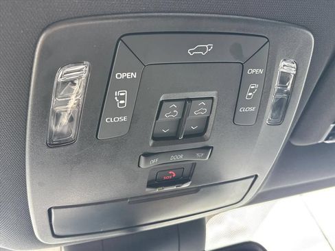 Used 2025 Toyota Sienna XSE AWD/4WD image 37
