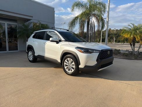 Used 2024 Toyota Corolla Cross LE image 1