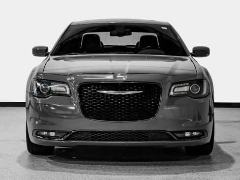Used 2018 Chrysler 300 S w/ 300S Premium Group RWD image 3